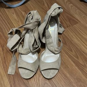 Lulus Size 8 Beige Heels Like New